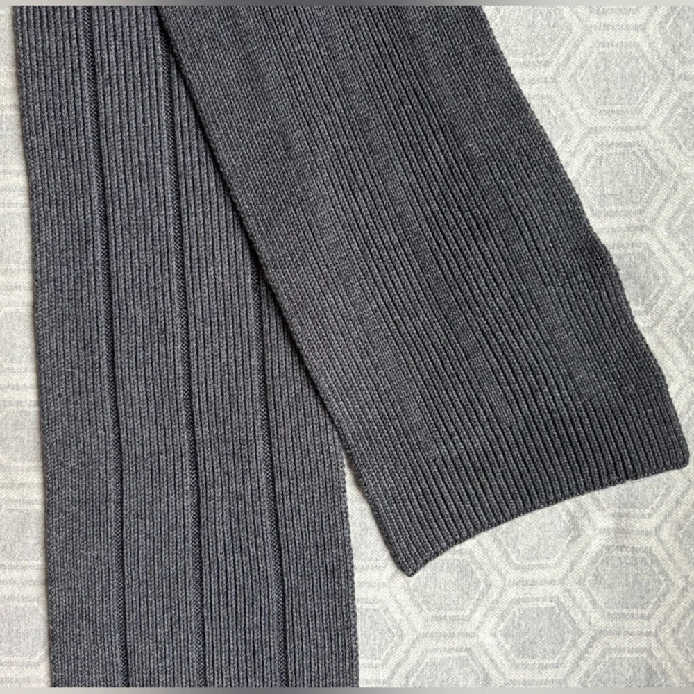 UGG Dark Gray Chunky Rib Knit Scarf Soft Warm Acrylic Blend Winter Accessory EUC